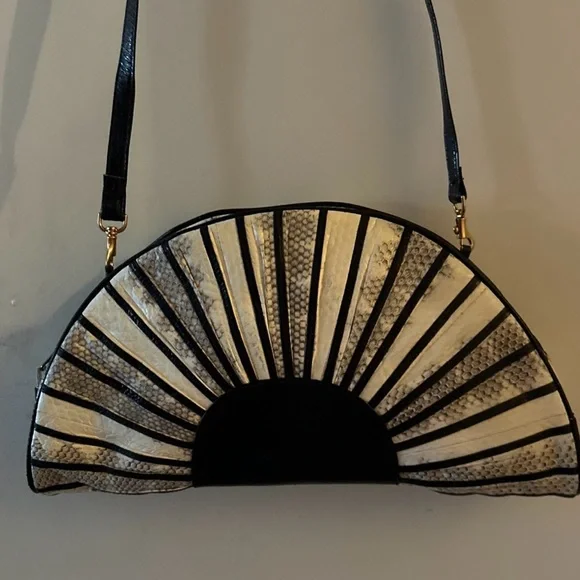 Lee Sands Vintage genuine snakeskin Black and off whit/beige fan shaped bag. - Picture 1 of 3